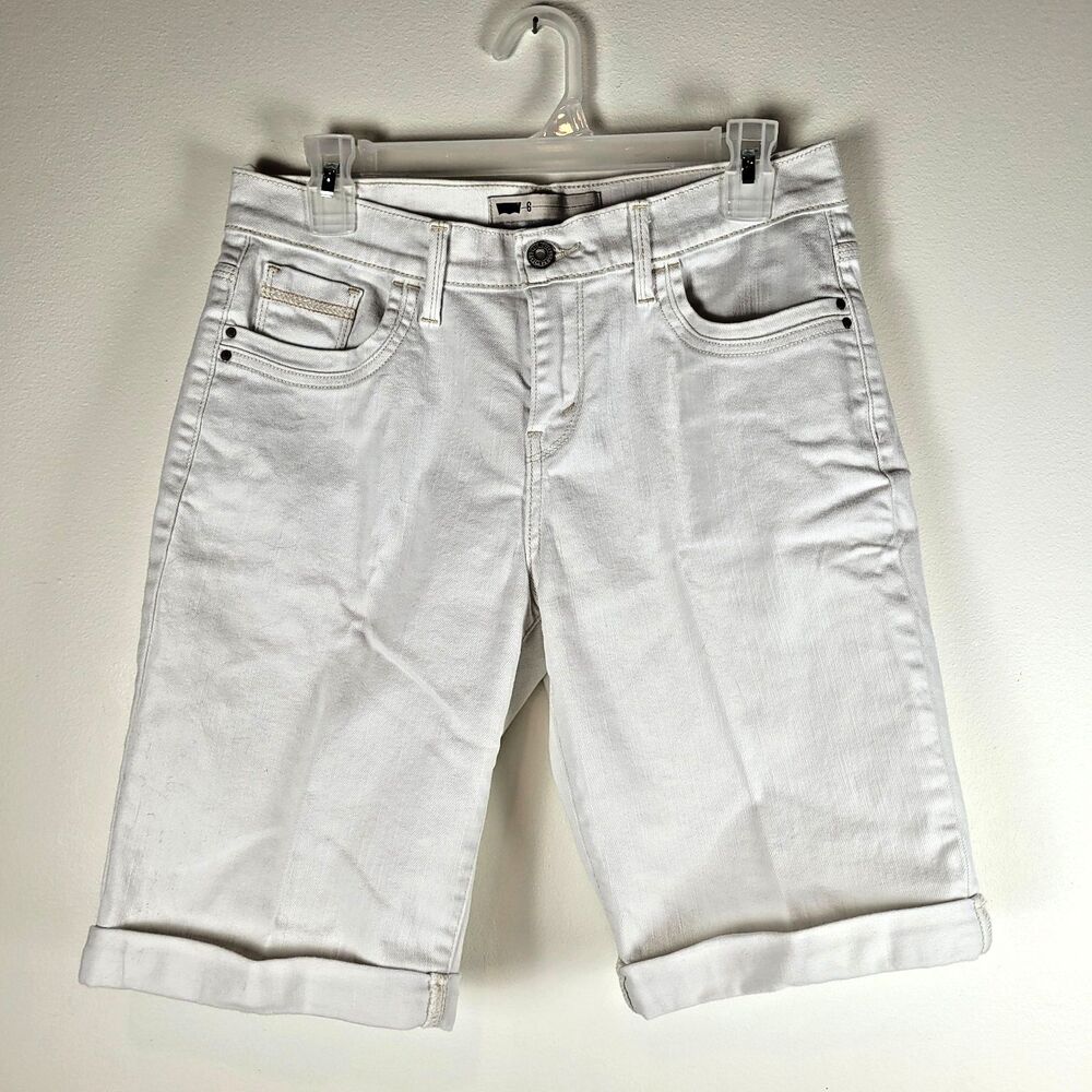 Levis Womens Sz 6 Off White Mid Rise Denim Bermuda Shorts Cuff Back Flap Pockets - Picture 1 of 10